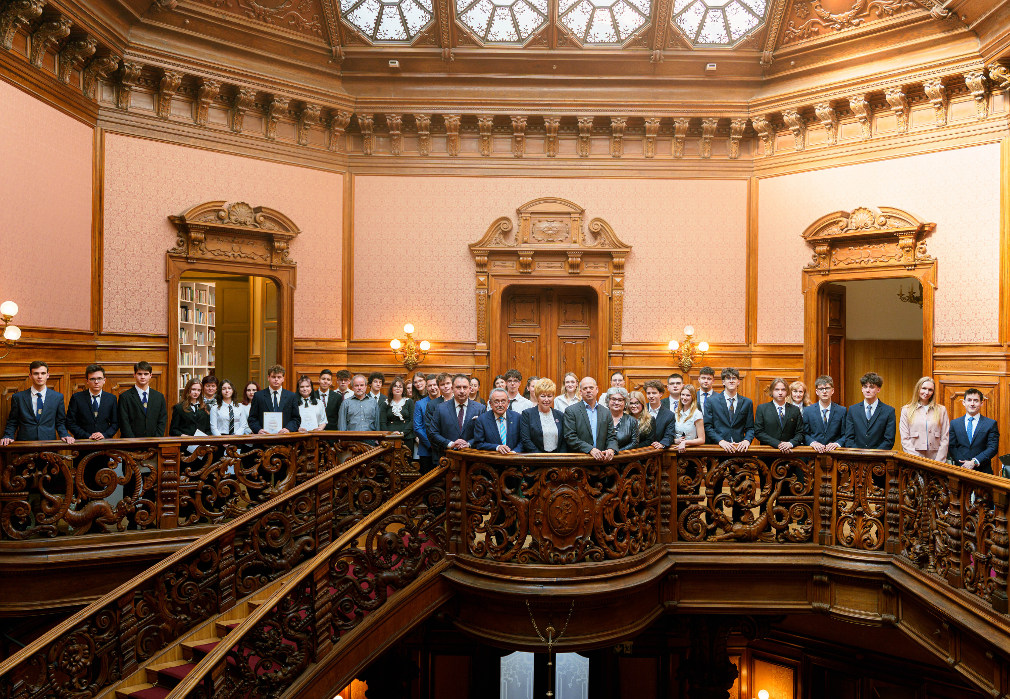 A képen a 2026-ban megrendezésre került Iustitia Tanulmányi Verseny résztvevői és a zsűritagok láthatóak az impozáns Károlyi–Csekonics-palotában.