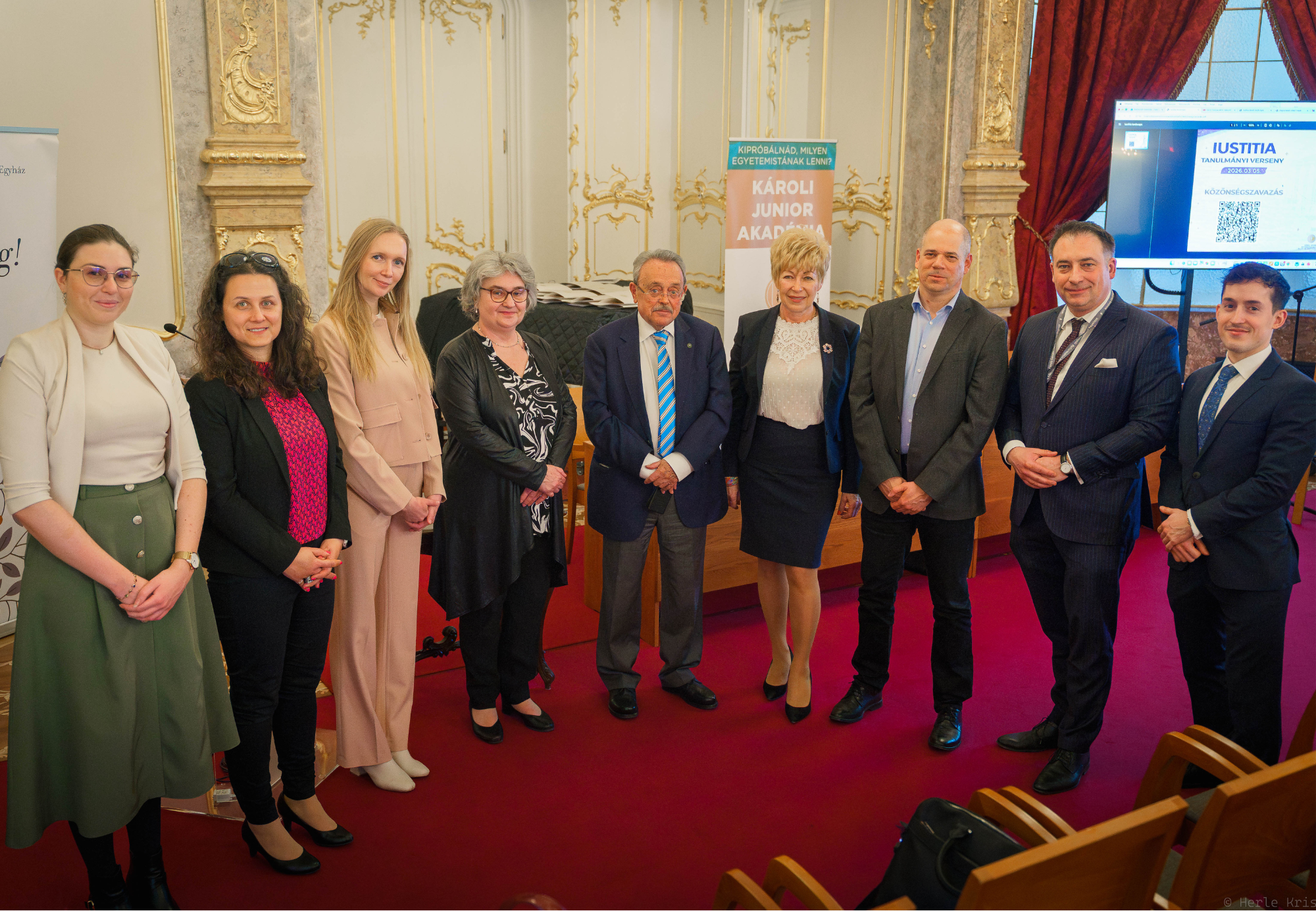 A képen a 2026-ban megrendezésre került Iustitia Tanulmányi Verseny zsűritagjai láthatóak az impozáns Károlyi–Csekonics-palotába Báltermében.