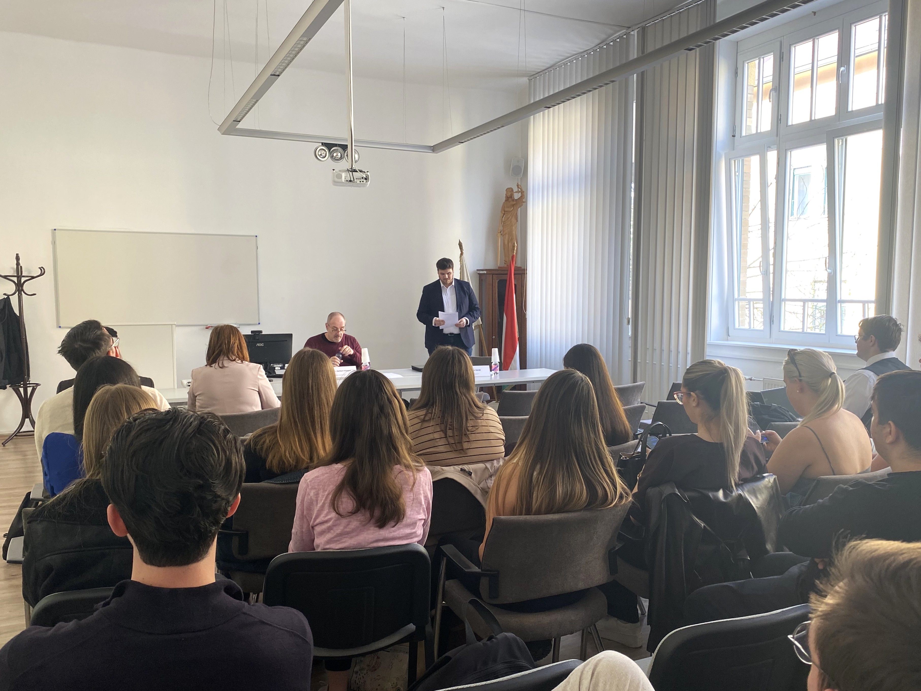 Prof. Dr. Dr. h.c. Herbert Küpper és dr. Köbel Dávid a TDK ülésen