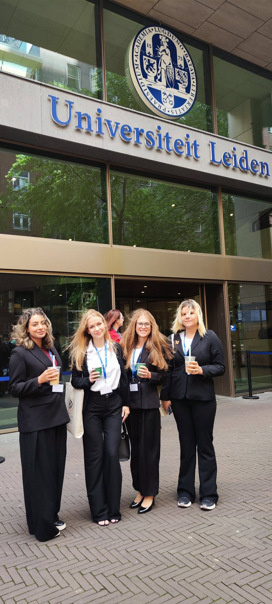 A képen a 2026-os IBA ICC Moot Court versenyen a KRE ÁJK csapatának tagjai láthatóak: Mutlak Jázmin, Lengyel Dóra, Bőhm Enikő, Szabó Noémi Réka a Universiteit Leiden épülete előtt.